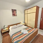 아파트 In Mit Grill- Garten Und Terrasse By Interhome *