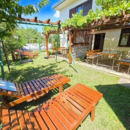 아파트 In Mit Grill- Garten Und Terrasse By Interhome *